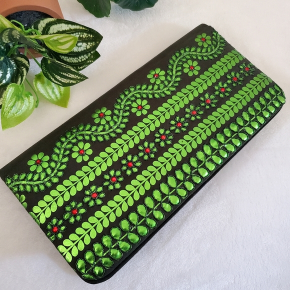 Floral embroidered hologram pattern velvet clutch bag - Picture 7 of 7